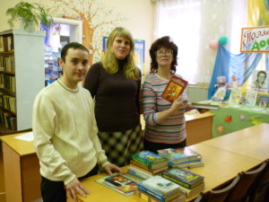 передача книг из приходской библиотеки Покровского храма для временной выдачи в Нововолковской сельской библиотеке.